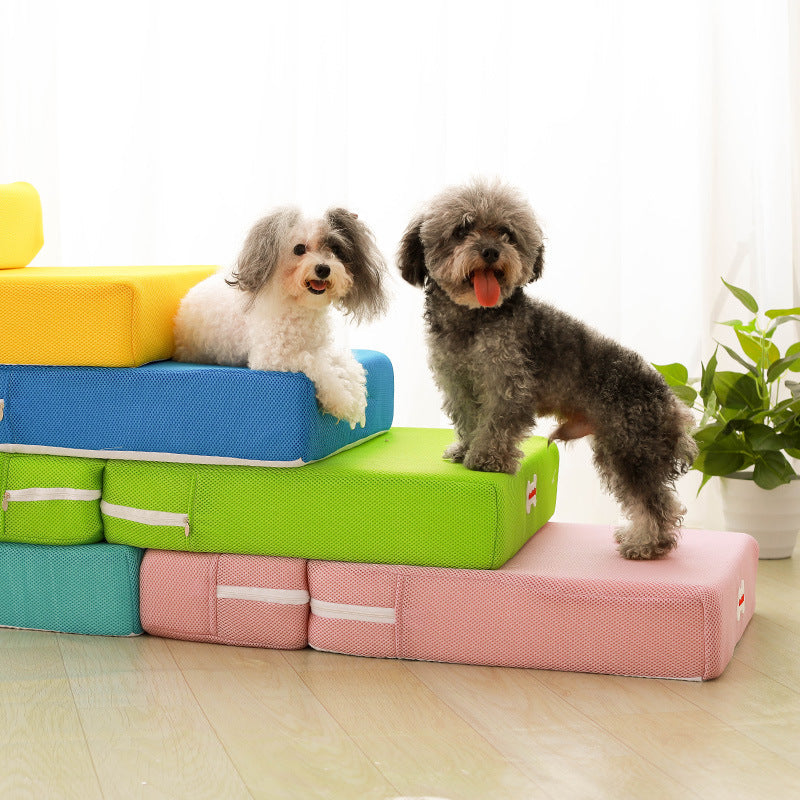 Luksuriøs hundetrappe med skridsikre trin og blød polstring til sofa og seng, ideel for små hunde og seniorer.