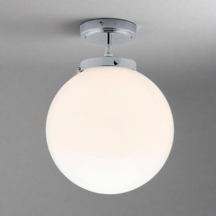 Luksuriøs kugleformet badeværelsesloftslampe i glas, moderne design med varmt lys for en afslappet atmosfære.