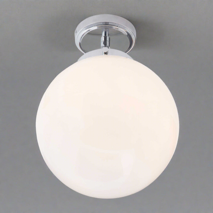 Luksuriøs kugleformet badeværelsesloftslampe i glas, moderne design med varmt lys for en afslappet atmosfære.