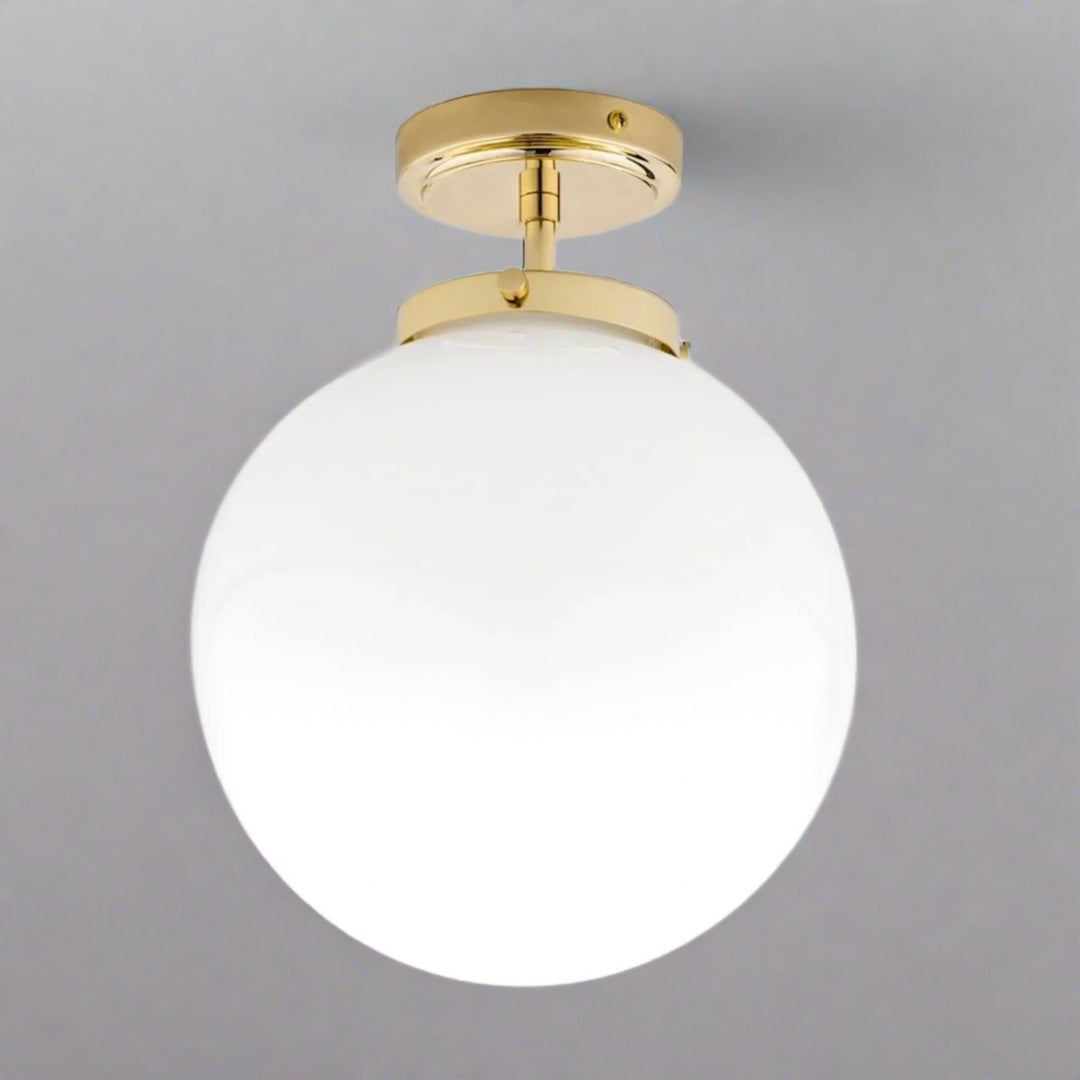 Luksuriøs kugleformet badeværelsesloftslampe i glas, moderne design med varmt lys for en afslappet atmosfære.
