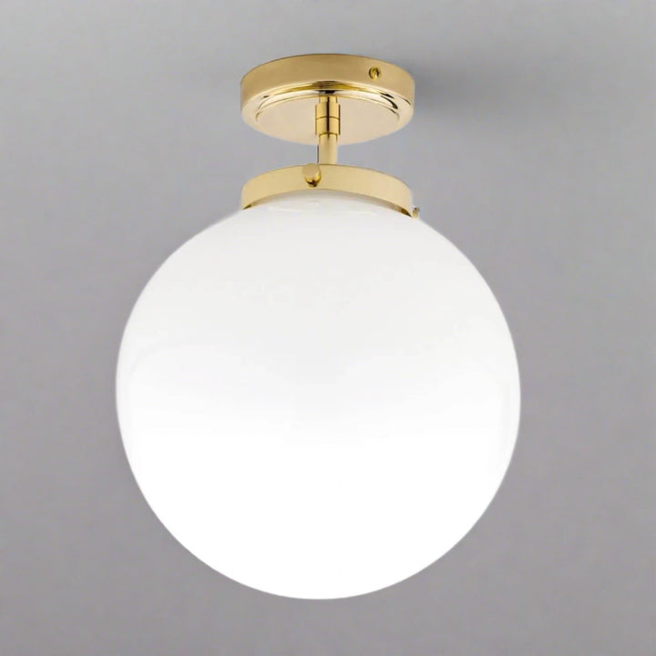 Luksuriøs kugleformet badeværelsesloftslampe i glas, moderne design med varmt lys for en afslappet atmosfære.