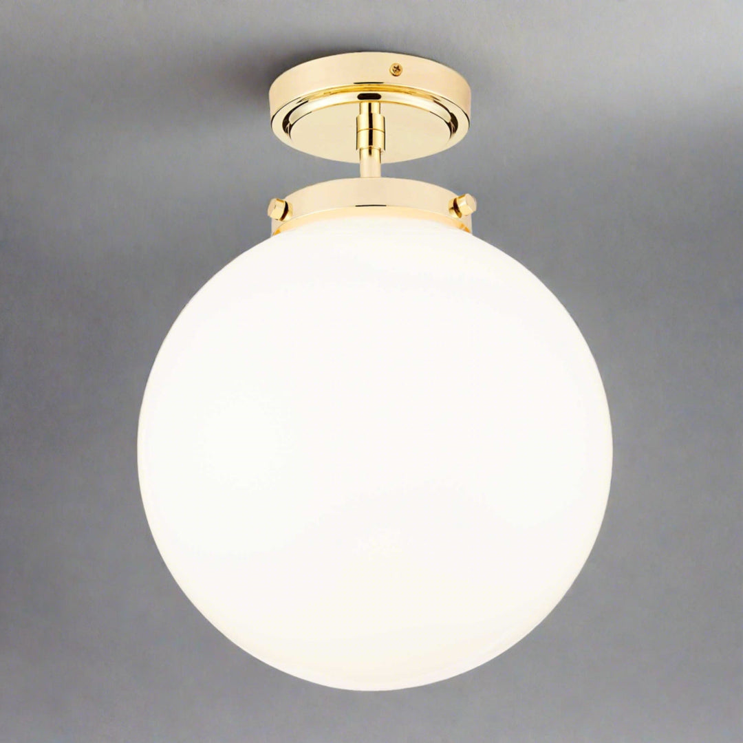 Luksuriøs kugleformet badeværelsesloftslampe i glas, moderne design med varmt lys for en afslappet atmosfære.