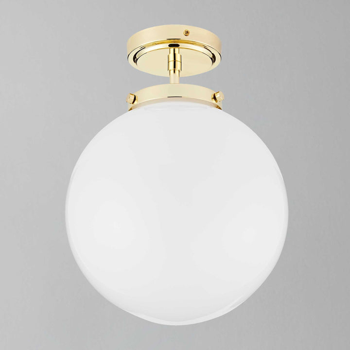 Luksuriøs kugleformet badeværelsesloftslampe i glas, moderne design med varmt lys for en afslappet atmosfære.