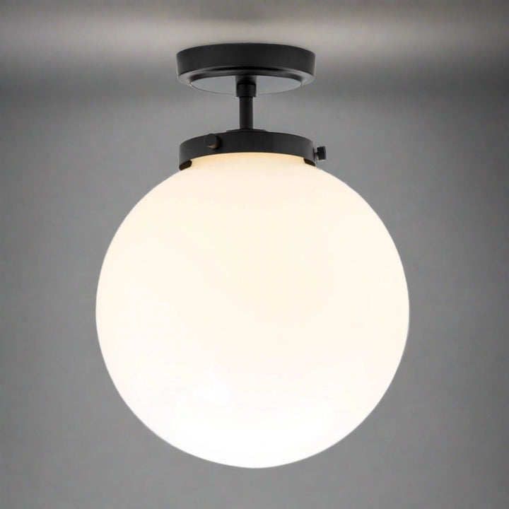Luksuriøs kugleformet badeværelsesloftslampe i glas, moderne design med varmt lys for en afslappet atmosfære.