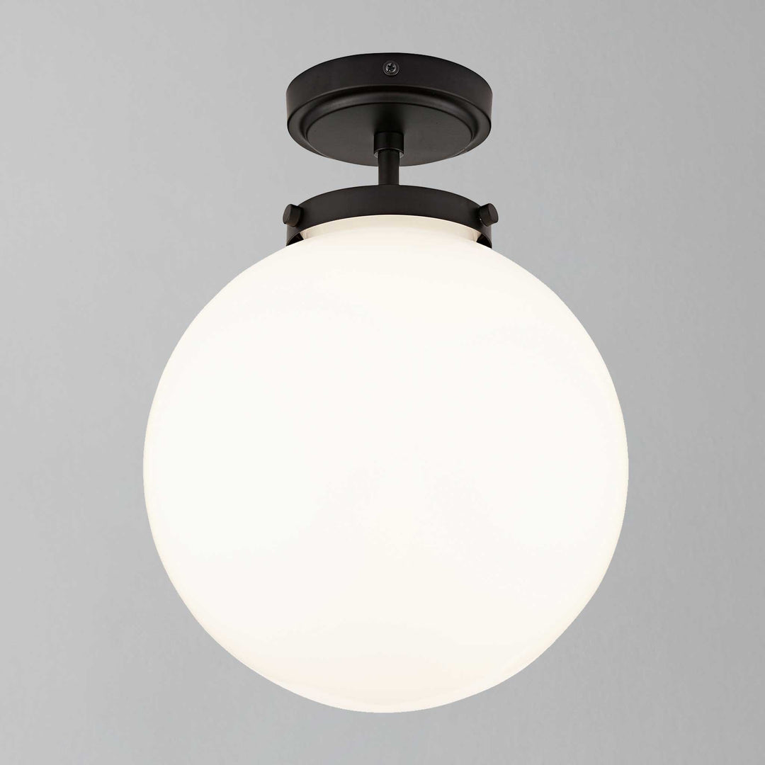 Luksuriøs kugleformet badeværelsesloftslampe i glas, moderne design med varmt lys for en afslappet atmosfære.
