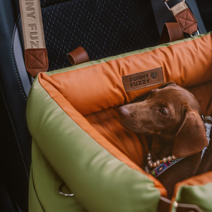Luksuriøs hundeautostol med kunstlæder, plysfor og sikkerhedssele, ideel til komfortable og sikre bilture.