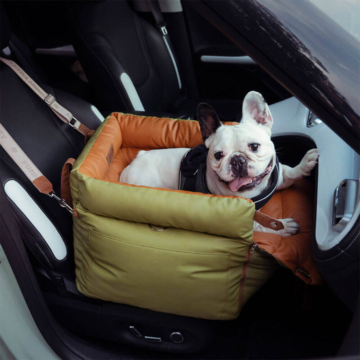 Luksuriøs hundeautostol med kunstlæder, plysfor og sikkerhedssele, ideel til komfortable og sikre bilture.