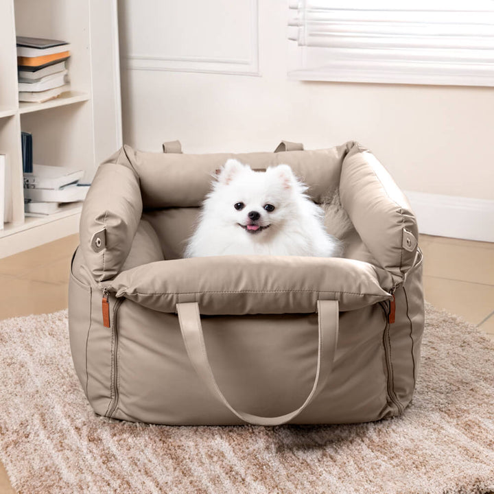 Luxuriöser Hundeautositz mit Kunstleder, Plüschfutter und Sicherheitsgurt, ideal für komfortable und sichere Autofahrten.