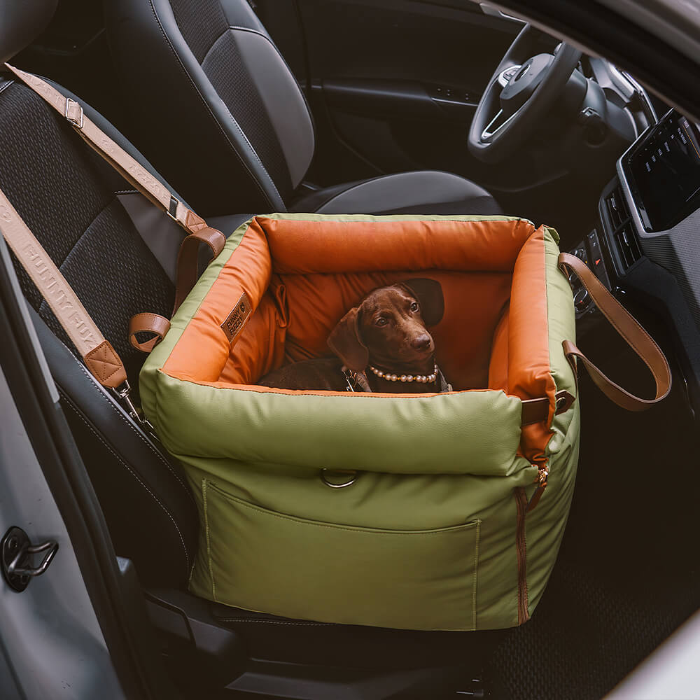 Luxuriöser Hundeautositz mit Kunstleder, Plüschfutter und Sicherheitsgurt, ideal für komfortable und sichere Autofahrten.