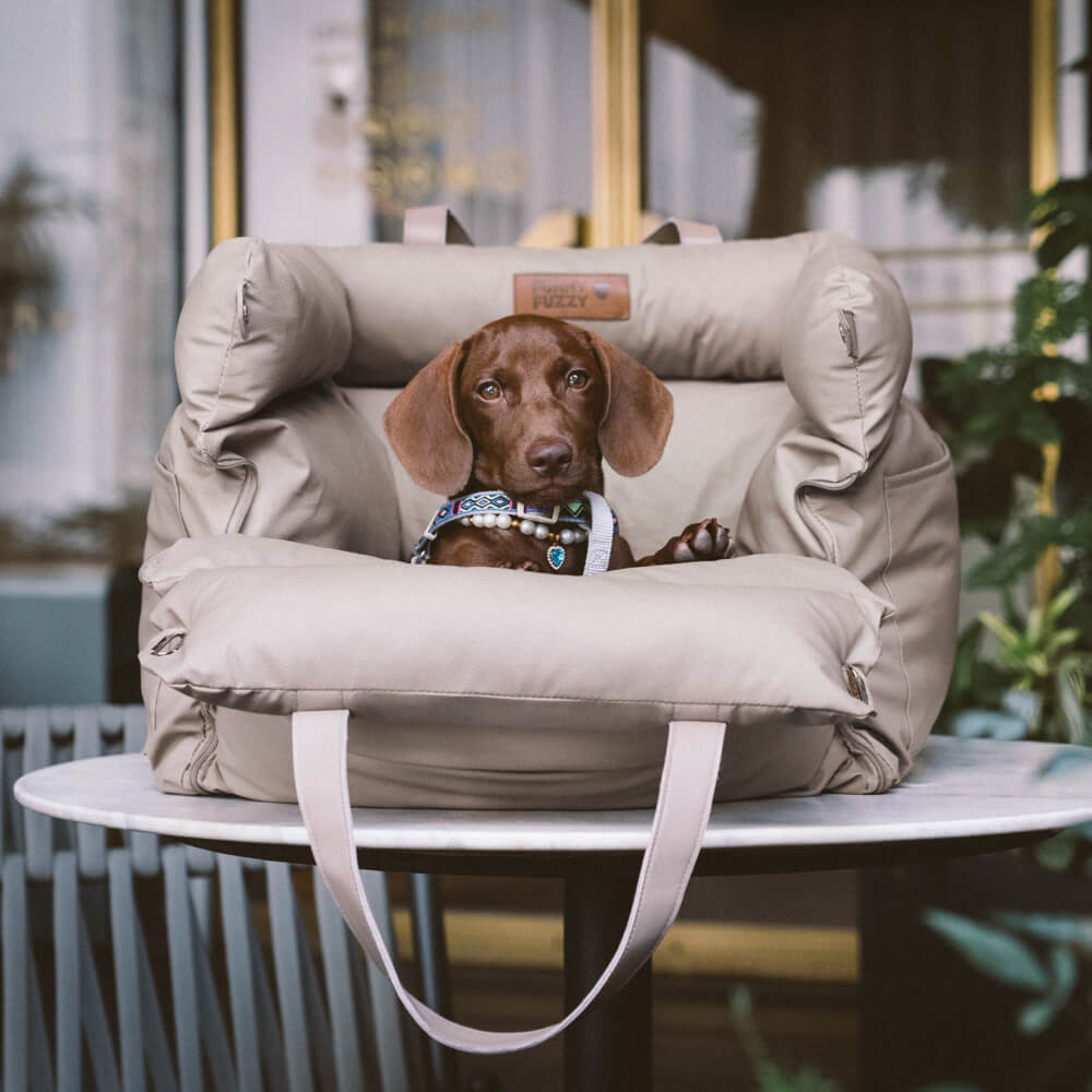 Luksuriøs hundeautostol med kunstlæder, plysfor og sikkerhedssele, ideel til komfortable og sikre bilture.