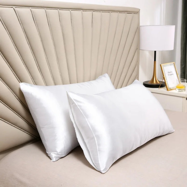 Pudebetræk med silkeeffekt i elegant design.