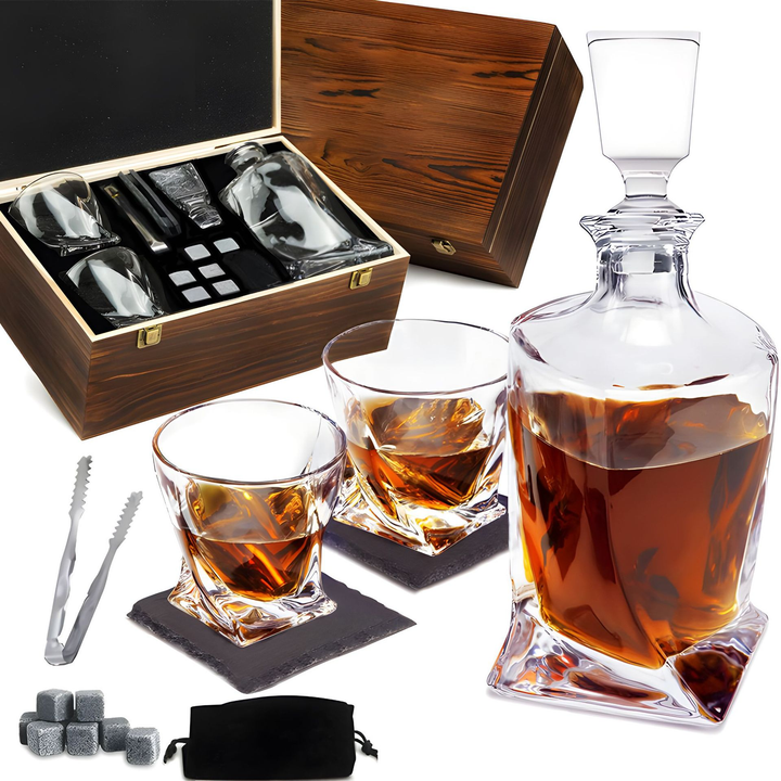 Luksuriøst krystal whiskykaraffelsæt med glas og kølesten i en elegant trækasse til stilfulde hjemmebarer.