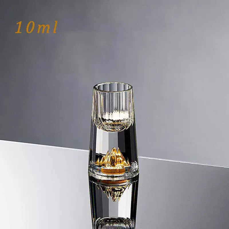 Luksus krystal whiskyglas, elegant form, høj gennemsigtighed, perfekt tilbehør til spisebordet for whiskyelskere.