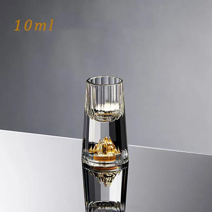 Luksus krystal whiskyglas, elegant form, høj gennemsigtighed, perfekt tilbehør til spisebordet for whiskyelskere.