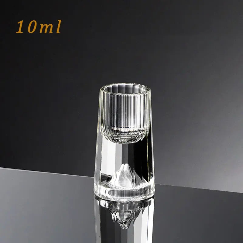 Luksus krystal whiskyglas, elegant form, høj gennemsigtighed, perfekt tilbehør til spisebordet for whiskyelskere.