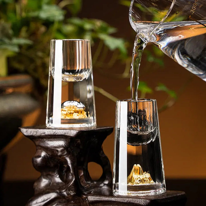 Luksus krystal whiskyglas, elegant form, høj gennemsigtighed, perfekt tilbehør til spisebordet for whiskyelskere.