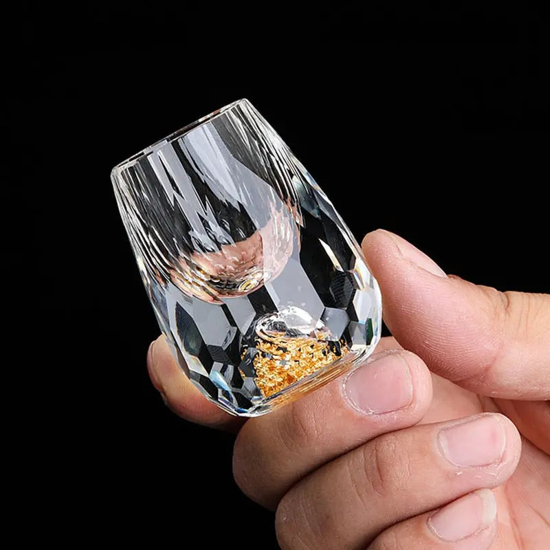 Luksus krystal whiskyglas, elegant form, høj gennemsigtighed, perfekt tilbehør til spisebordet for whiskyelskere.