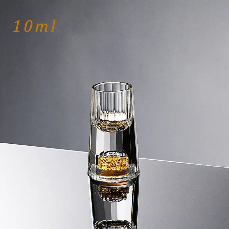 Luksus krystal whiskyglas, elegant form, høj gennemsigtighed, perfekt tilbehør til spisebordet for whiskyelskere.