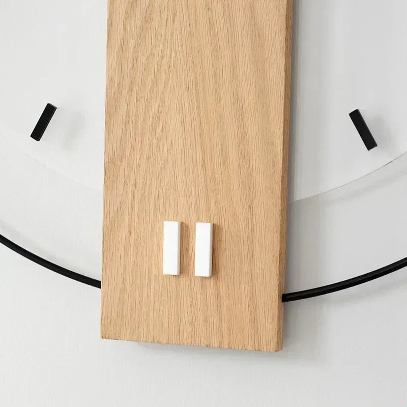 Vægur i nordisk design, der kombinerer stil og stilhed for en harmonisk hjemmedekoration.