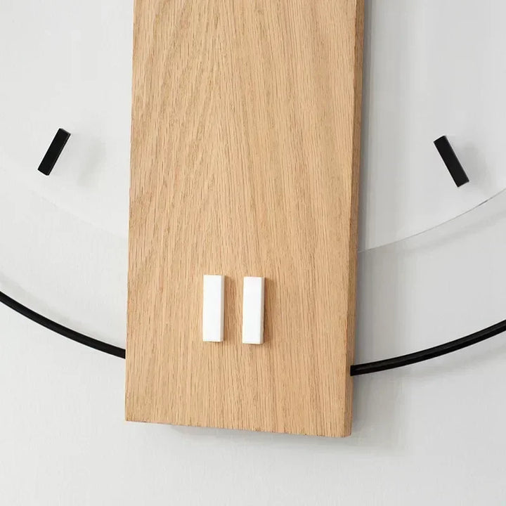 Vægur i nordisk design, der kombinerer stil og stilhed for en harmonisk hjemmedekoration.
