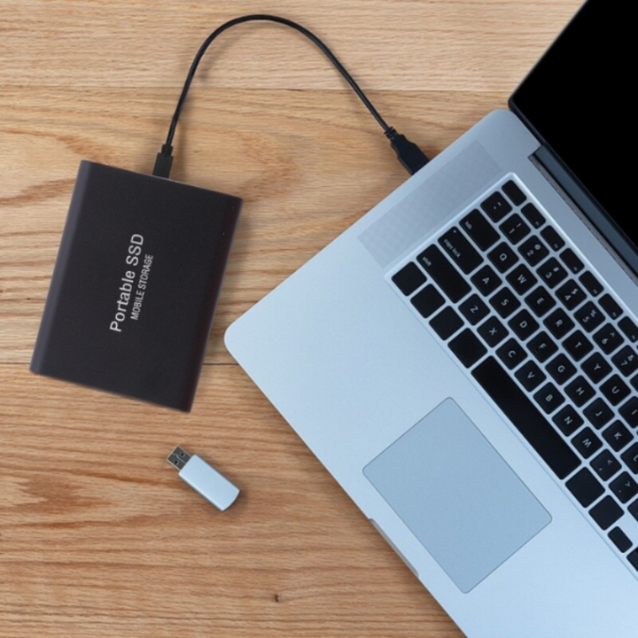 Pålidelig digital lagring med denne hurtige ekstern SSD, bygget til holdbarhed.