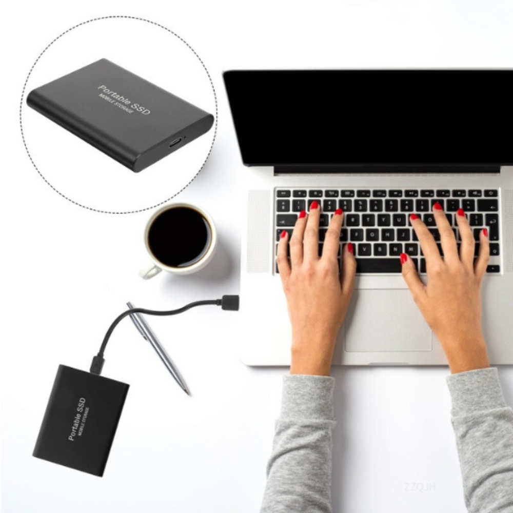 En bærbar SSD disk vist fra siden, fremhævende dens slanke og moderne design.