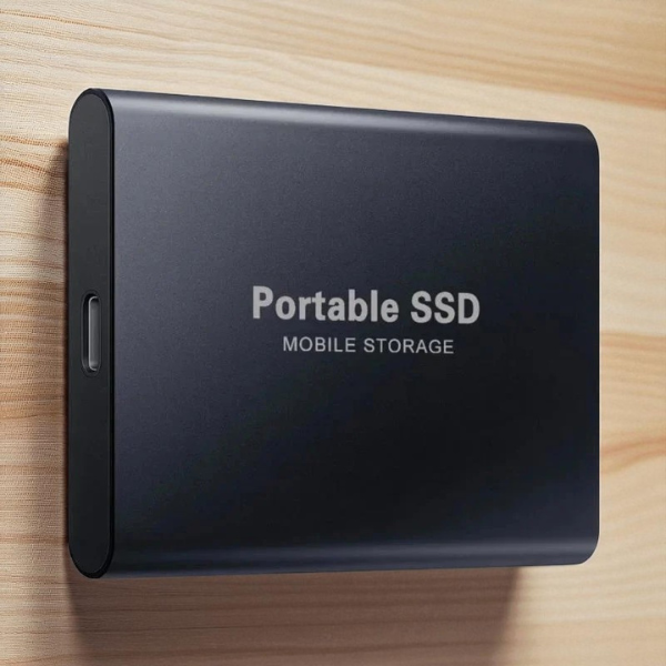 En robust ekstern SSD disk der passer perfekt i lommen for mobil lagring.