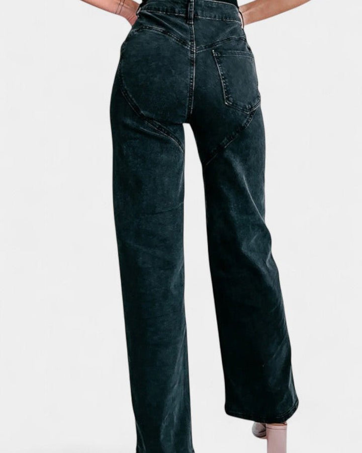 Fashionable damejeans med rå slid. Højtaljede wide leg bukser til kvinder, perfekte til et casual look.