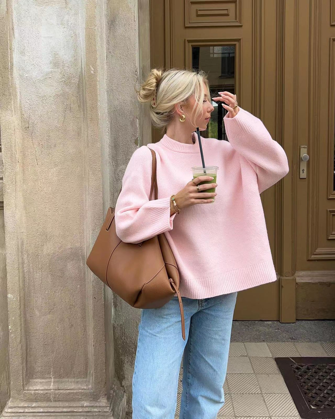 Lyserød dame sweater med løs pasform. Ideel til kvinder, der søger komfort og stilfuldt vintertøj.