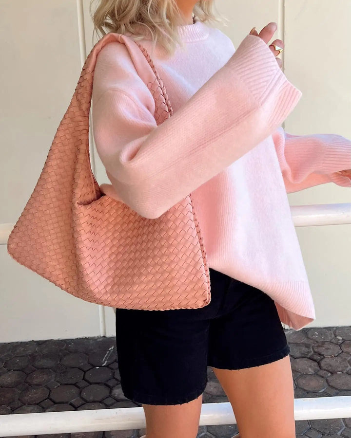 Stilfuld lyserød pullover til dame med løs pasform. Moderne design der passer perfekt til vintertøj.