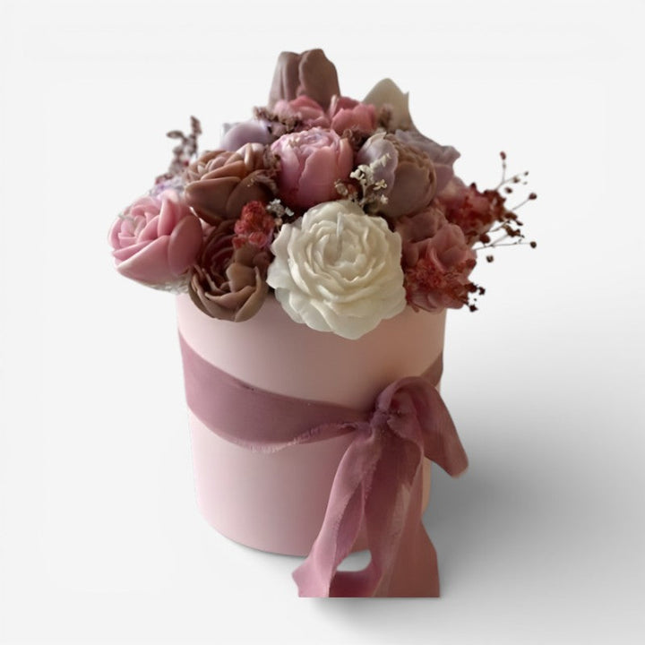 Lyserød kunstblomsterbuket som vedligeholdelsesfri Mors Dag gave. Ideel til boligindretning og borddekoration.