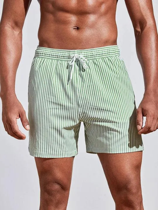 Hurtigtørrende stribede badebukser til mænd. Ideelle afslappede vandshorts til svømning og strandbrug.