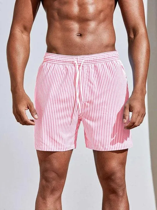 Moderne mænds stribede badebukser til afslappet sommerstil. Komfortable herre vandshorts til strand og pool.