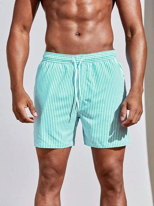 Stribede badebukser for mænd i afslappet design. Perfekte hurtigtørrende svømmeshorts til sommer og ferie.