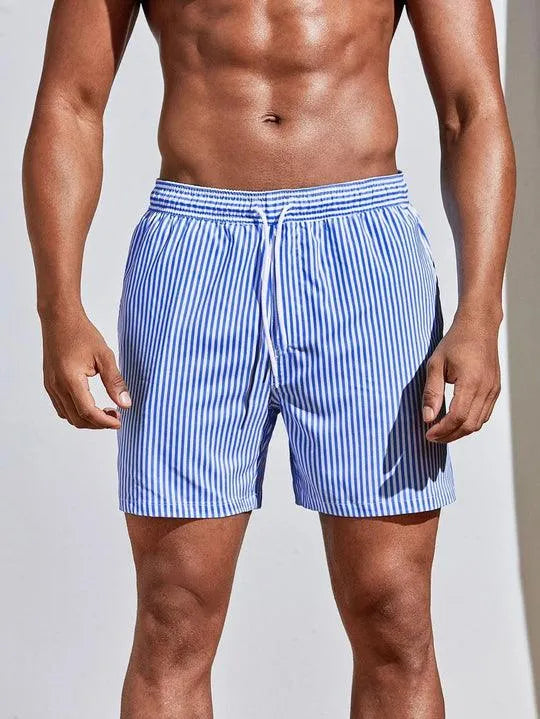 Herre badebukser med striber for en stilfuld stranddag. Afslappede, hurtigtørrende vandshorts til mænd.
