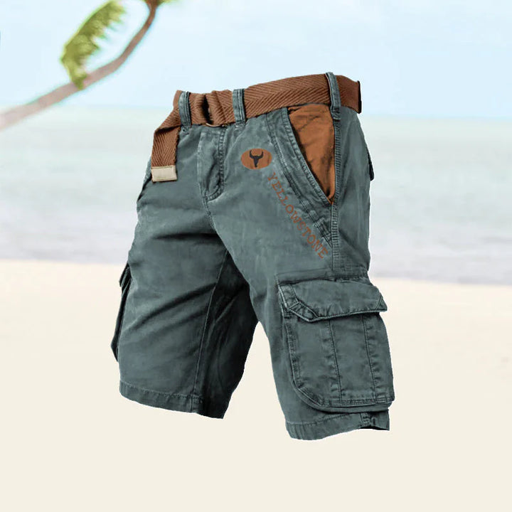 Detaljebillede af FlexEase fragtshorts' sidelomme, der viser knaplukning og rummelighed. Praktisk design.