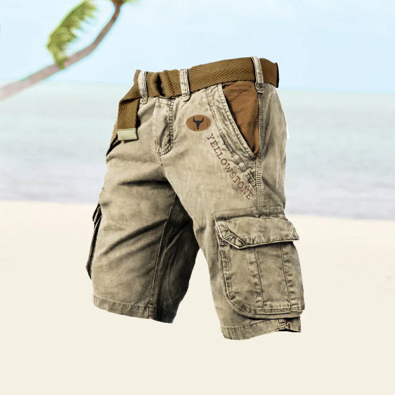 Model iført mørkegrønne FlexEase cargoshorts, afslappet stil for den moderne mand. God til udendørs.