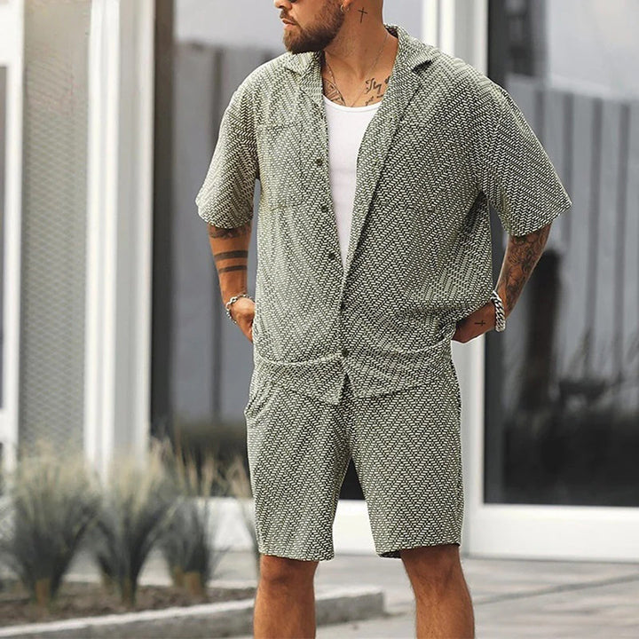 Mænds grågrønne todelt sæt med let kortærmet skjorte og matchende shorts, perfekt til sommerferie og afslappet stil.