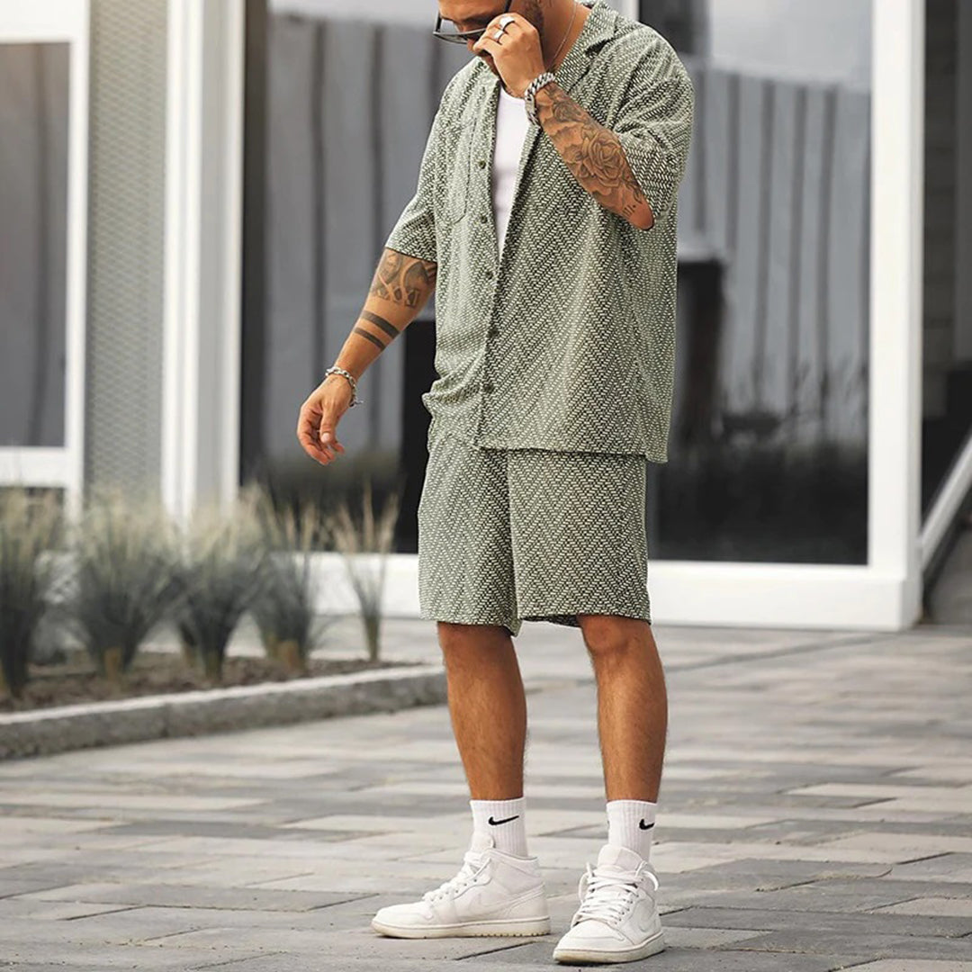 Trendy grågrønt herresæt. Inkluderer en stilfuld kortærmet skjorte og matchende shorts, ideel til sommerdage.