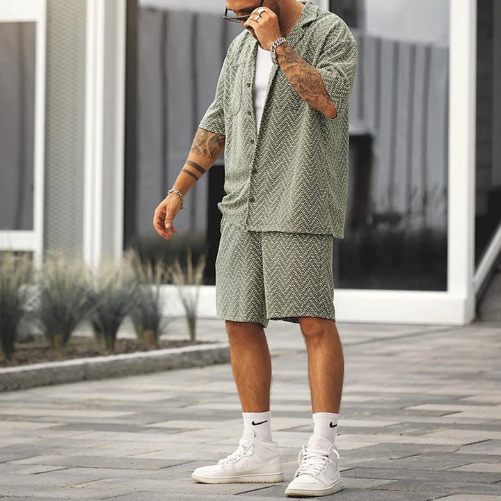 Trendy grågrønt herresæt. Inkluderer en stilfuld kortærmet skjorte og matchende shorts, ideel til sommerdage.