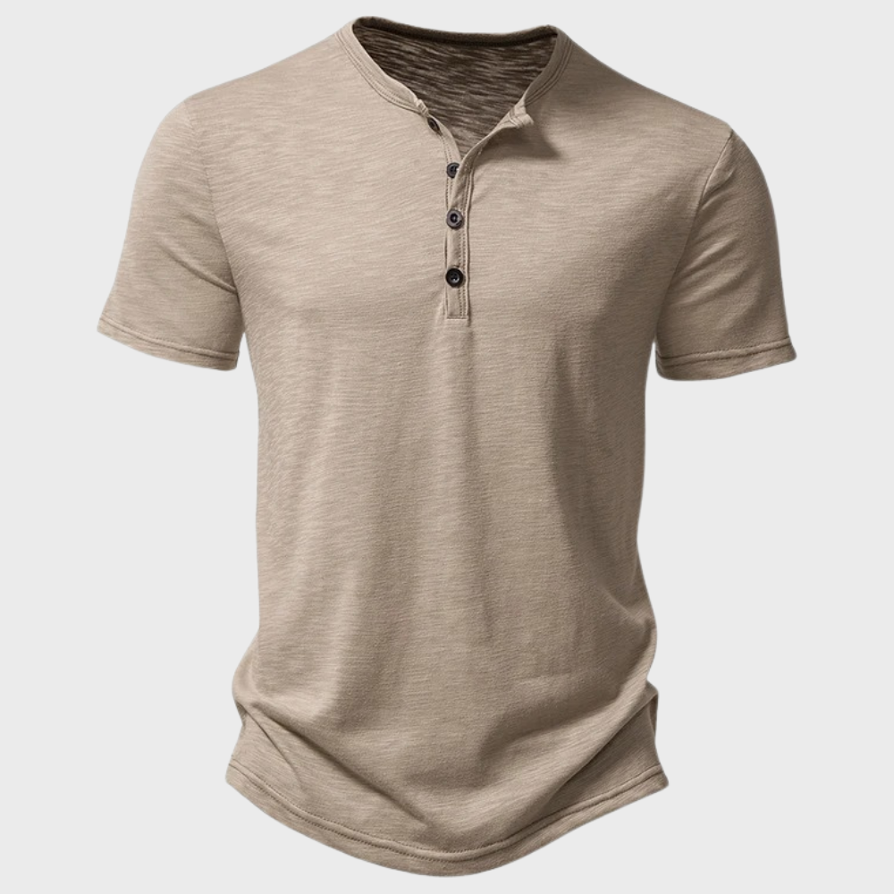 Nærbillede af Henley t-shirtens knapper. Viser kvalitet og detaljer i moderne herretøj.