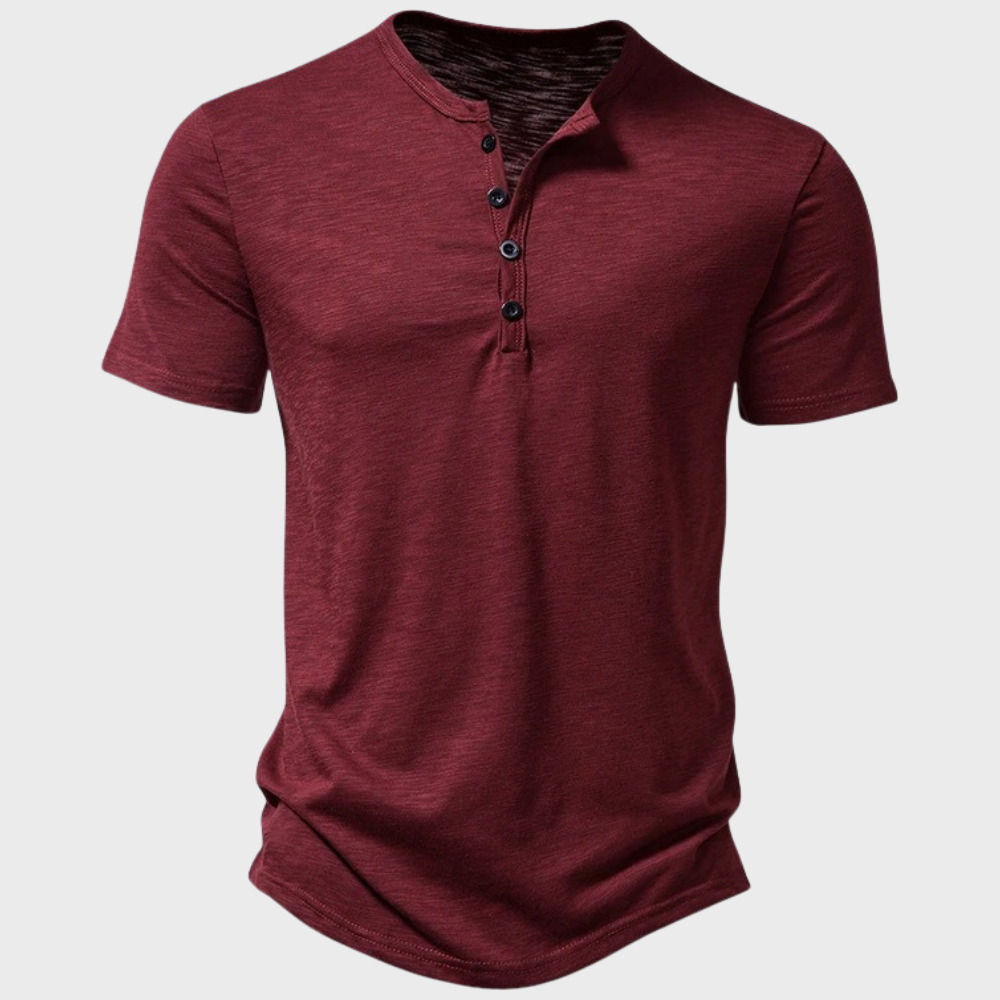 Mænds Henley t-shirt vist på model, understreger komfort og afslappet stil. Ideel til casual brug.