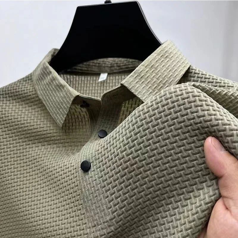 Elegant mænds sommer polo t-shirt i klassisk design. Kortærmet og yderst komfortabel for en stilfuld hverdag.