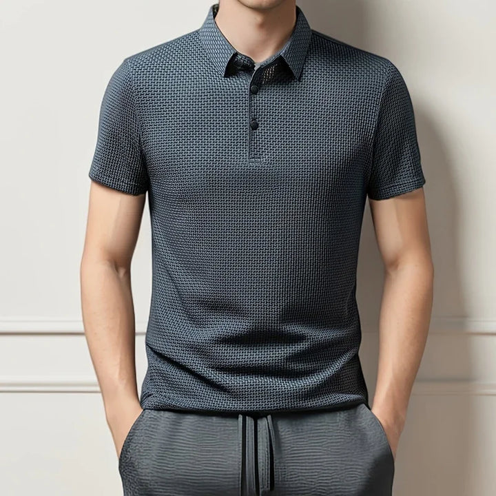 Stilfuld polo t-shirt til mænd. Perfekt til sommerens varme dage, kombinerer elegance med afslappet komfort.