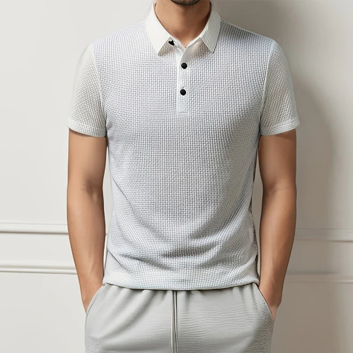 En essentiel mænds polo t-shirt. Klassisk og komfortabel, ideel til sommer. Kortærmet til hverdagsbrug.