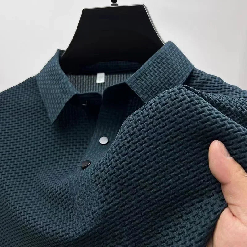 Tidløs herre polo t-shirt. Elegant og komfortabel for en afslappet sommerstil. Passer til enhver hverdag.
