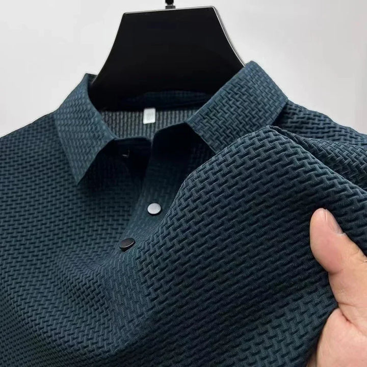 Tidløs herre polo t-shirt. Elegant og komfortabel for en afslappet sommerstil. Passer til enhver hverdag.