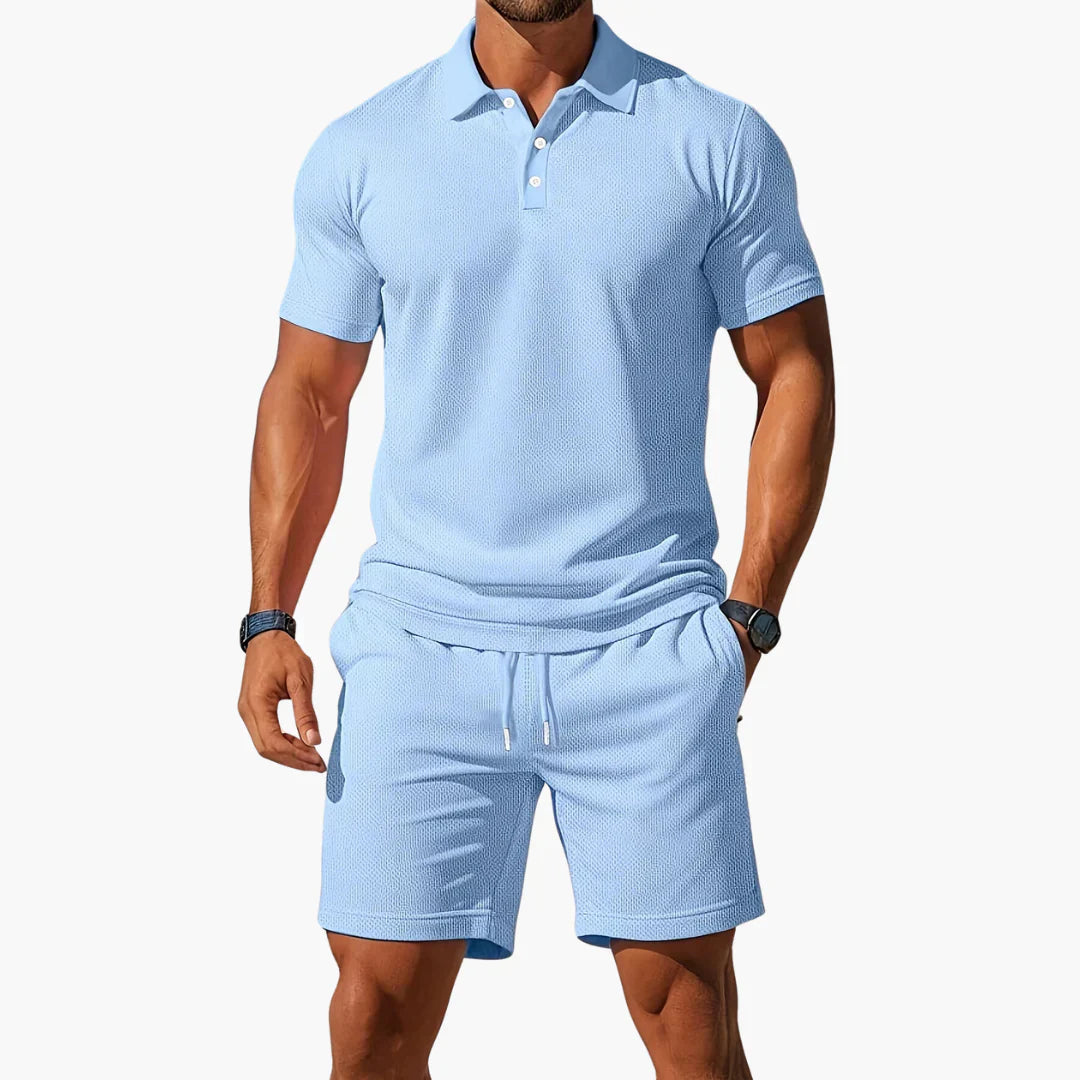 Mænds komfortable polo sæt til sommer med shorts i åndbart stof, perfekt til fritid og afslappet mode.