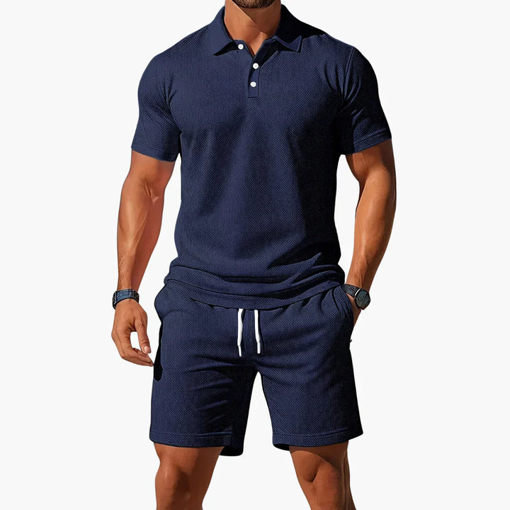 Stilfuld herre polo t-shirt fra sommer sæt, åndbar og komfortabel til varmt vejr og fritid.
