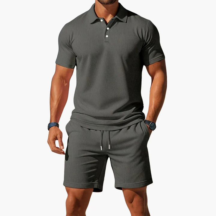 Åndbart polo sæt til mænd med matchende shorts; ideelt til sommerens varme og fritidsaktiviteter.